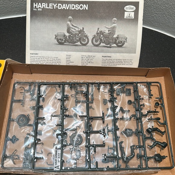 Harley-Davidson Motorcycles Vintage 1:35 Scale Model Set - Picture 2 of 6